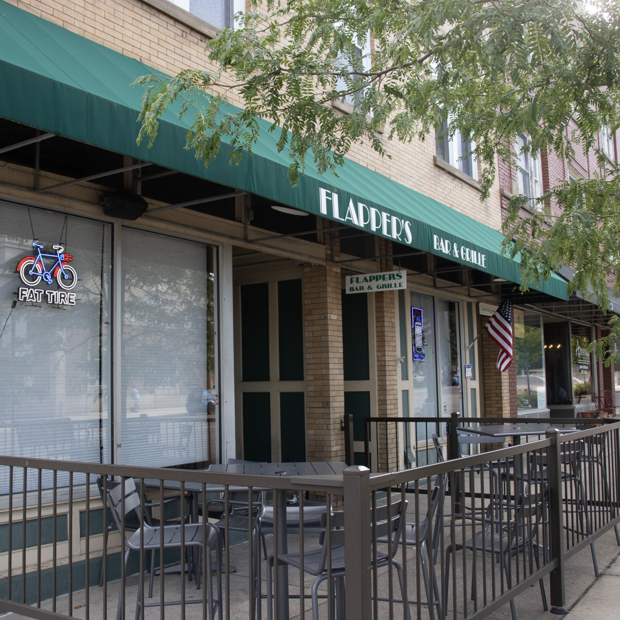 Flappers Bar and Grille Mount Vernon storefront.