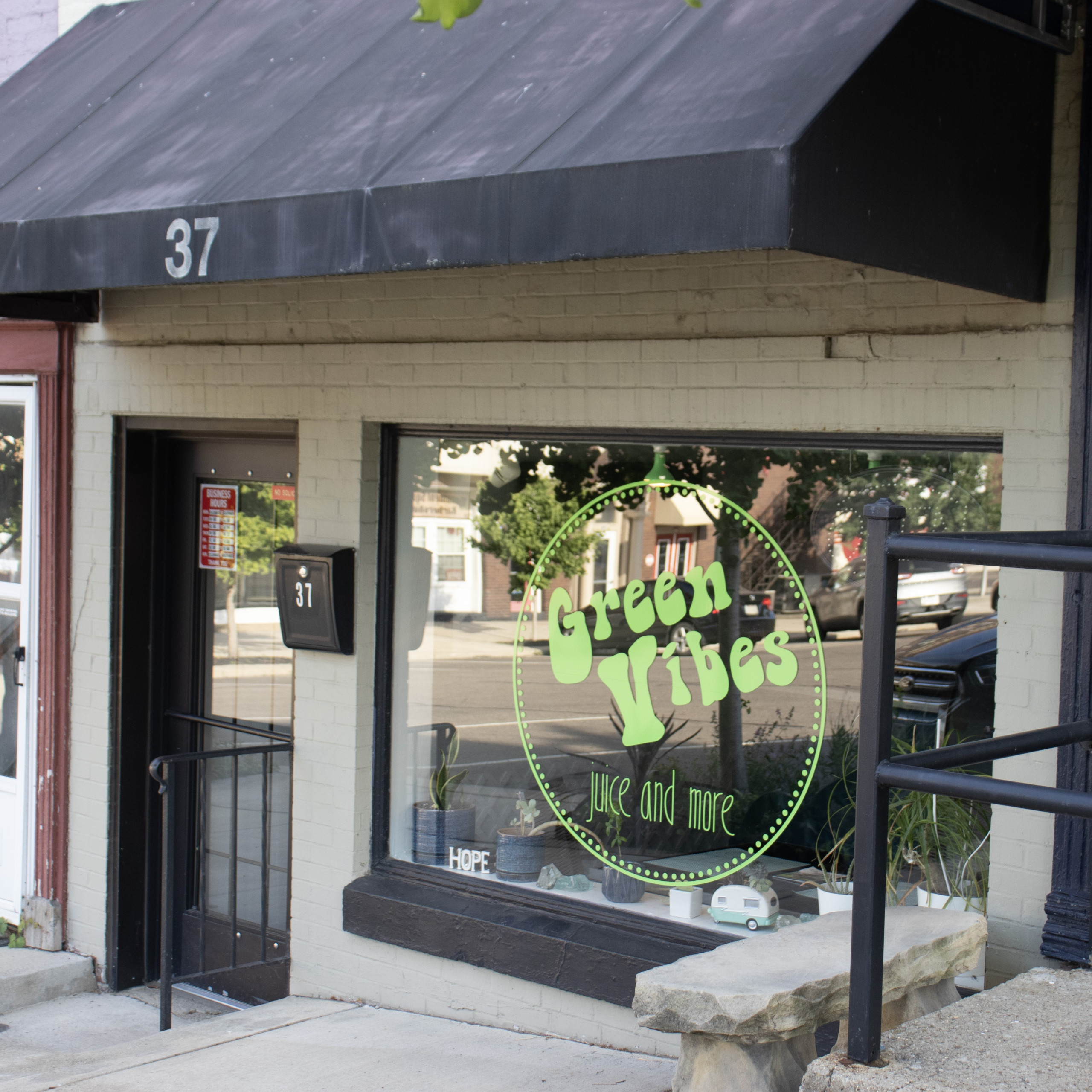 Green Vibes Mount Vernon storefront.