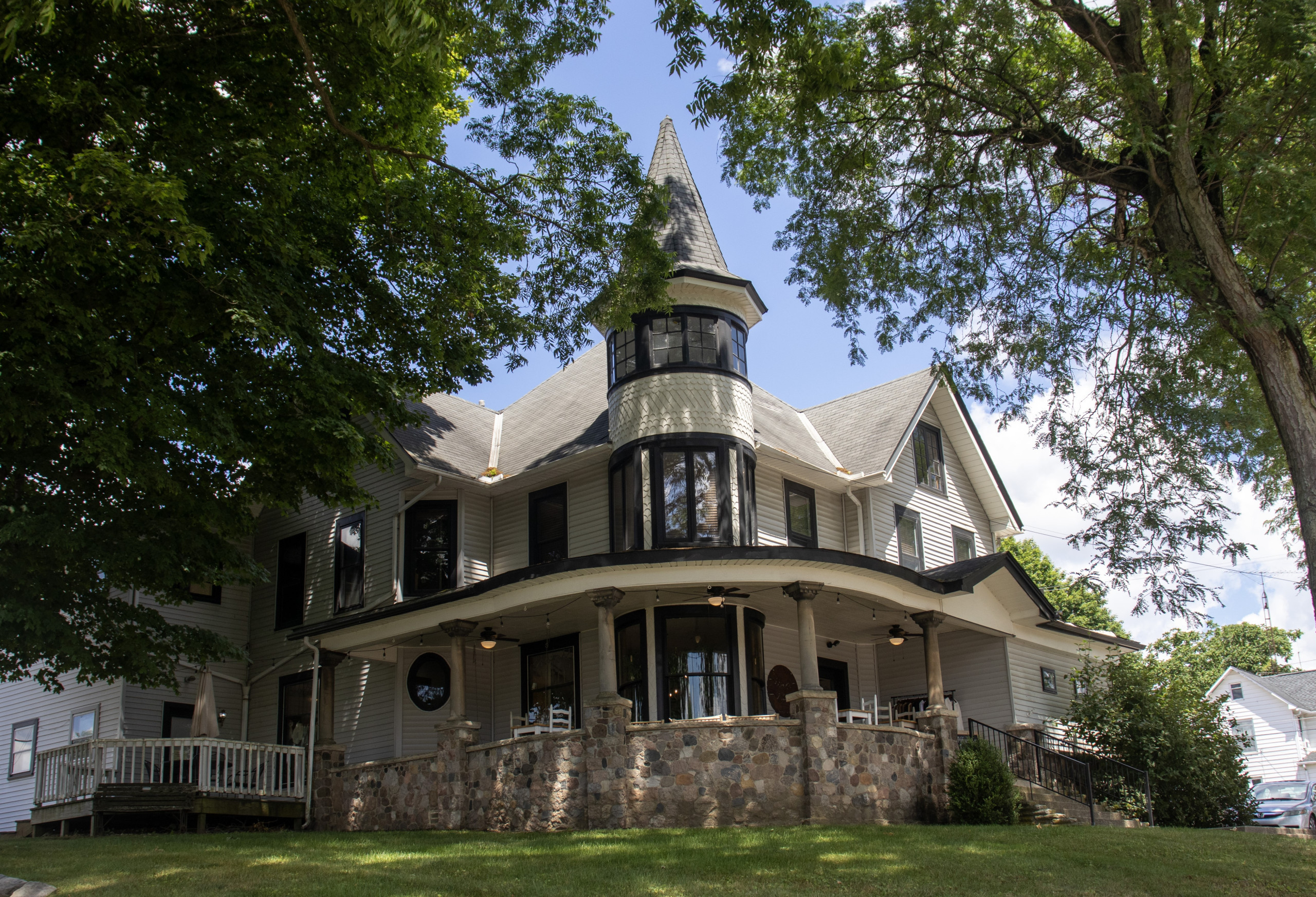 The Blonde Robin Exterior