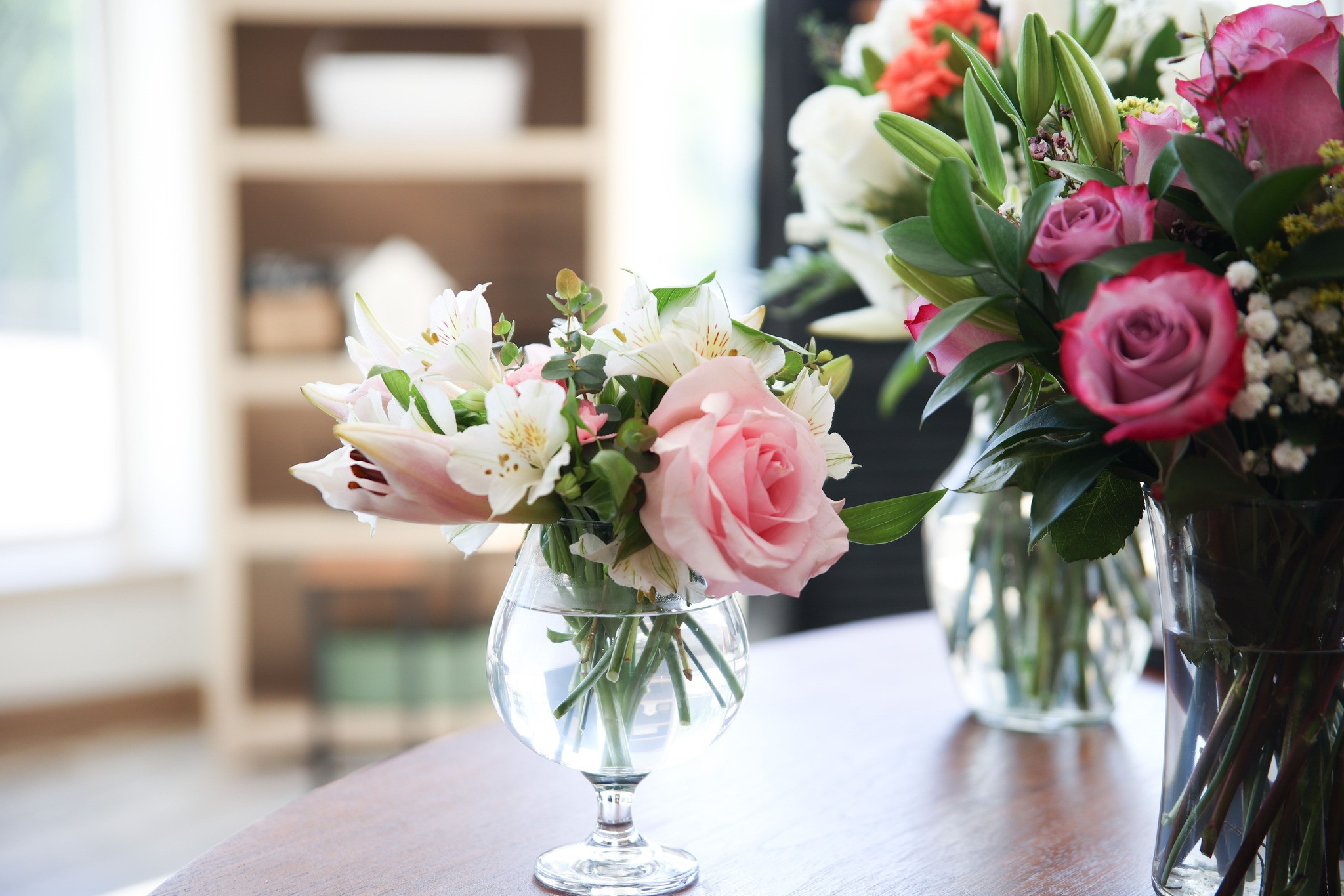 The Shoppe on Main flowers in vases.